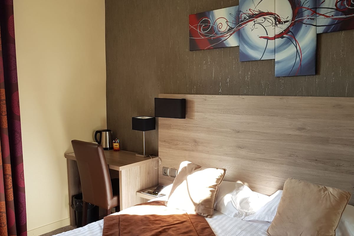 Escritorio, cortinas blackout, sistema de insonorización y wifi gratis