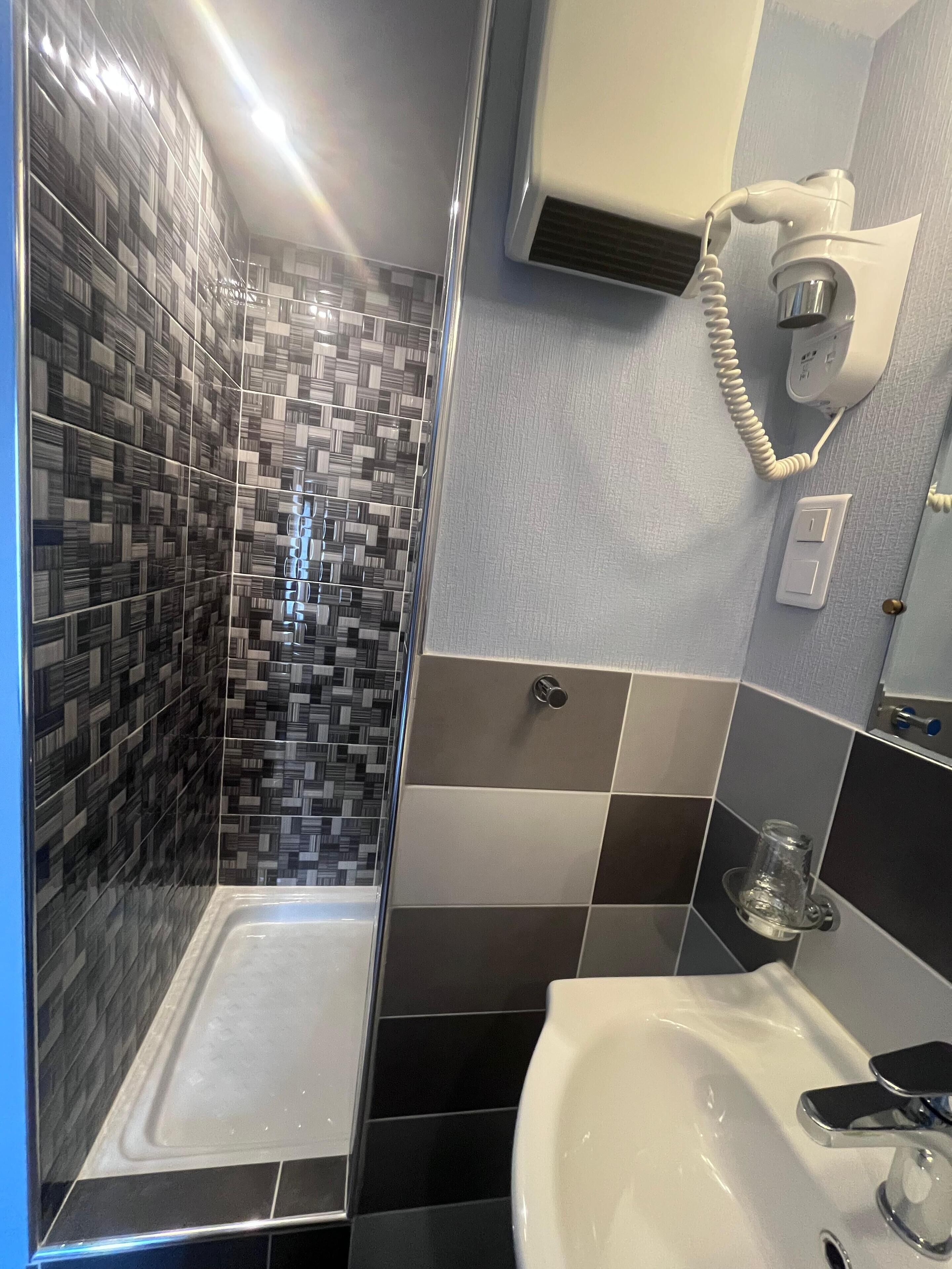 double room | bathroom | shower, free toiletries, hair dryer, towels