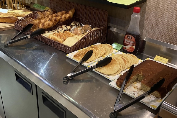 Petit déjeuner continental (13 EUR par personne)