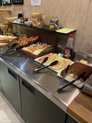Daily continental breakfast for a fee - Hôtel L'Univers (Chatellerault)
