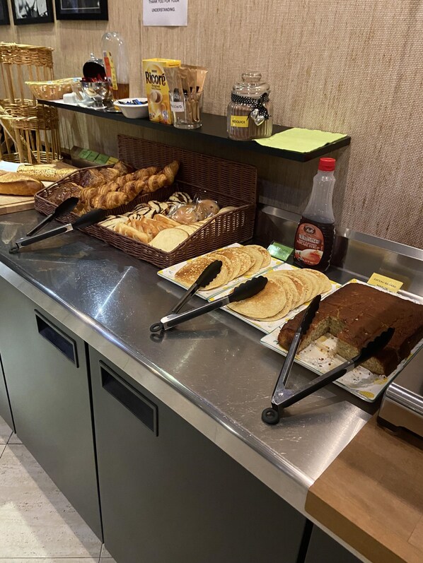 Daily continental breakfast (EUR 13 per person)