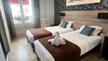 Basic Twin Room | Desk, blackout drapes, soundproofing, free WiFi