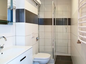 Shower, free toiletries, hair dryer, towels - Hotel Denbu (Hamburg)