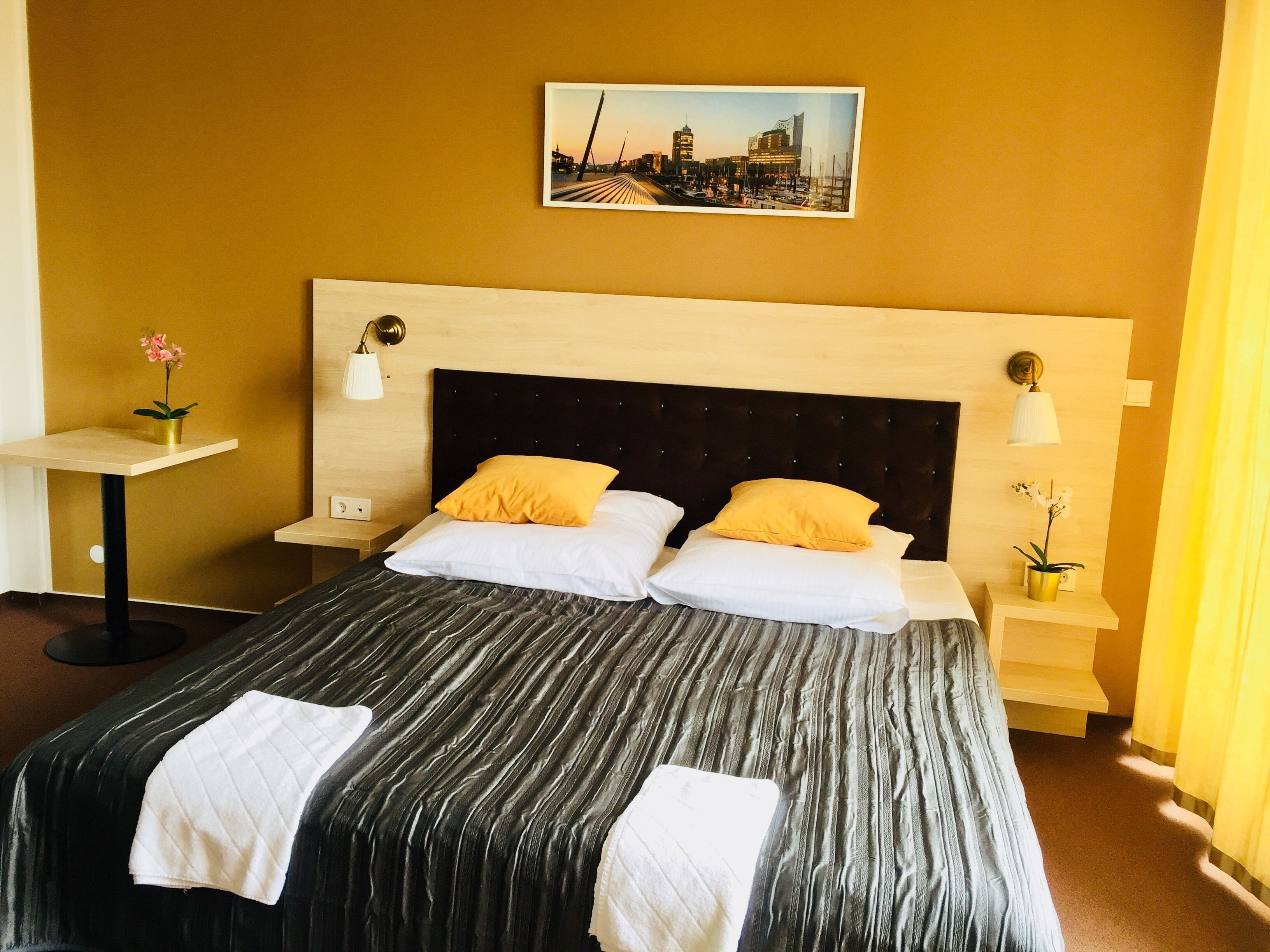 family suite, 1 bedroom, non smoking | 1 bedroom, desk, soundproofing, free wifi