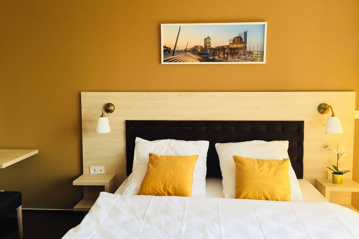 family suite, 1 bedroom, non smoking | 1 bedroom, desk, soundproofing, free wifi