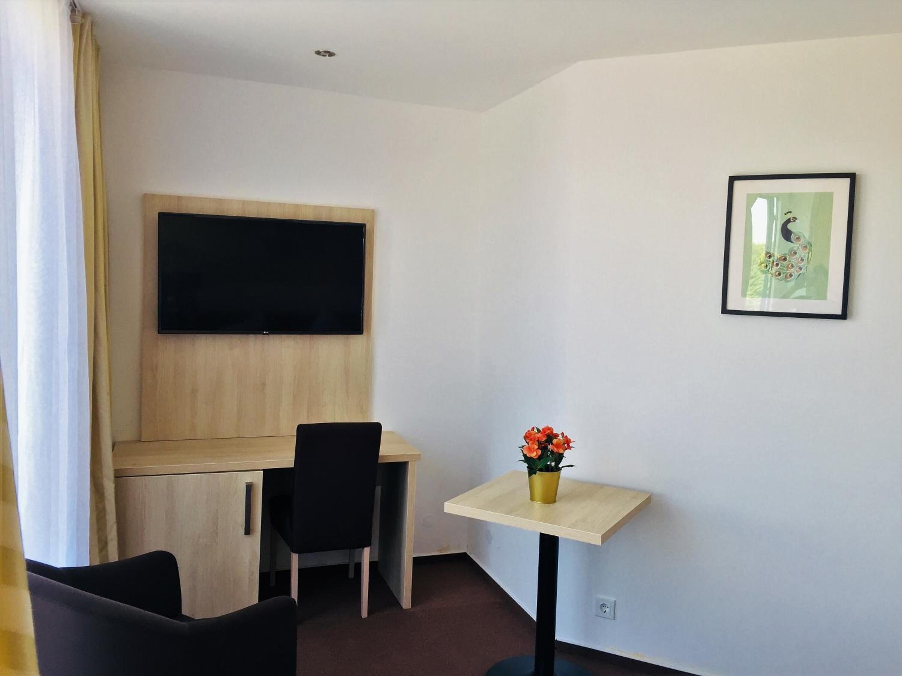 1 bedroom, desk, soundproofing, free wifi