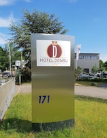 Señal de hotel con el nombre 'HOTEL DENBU' y el número '171'.