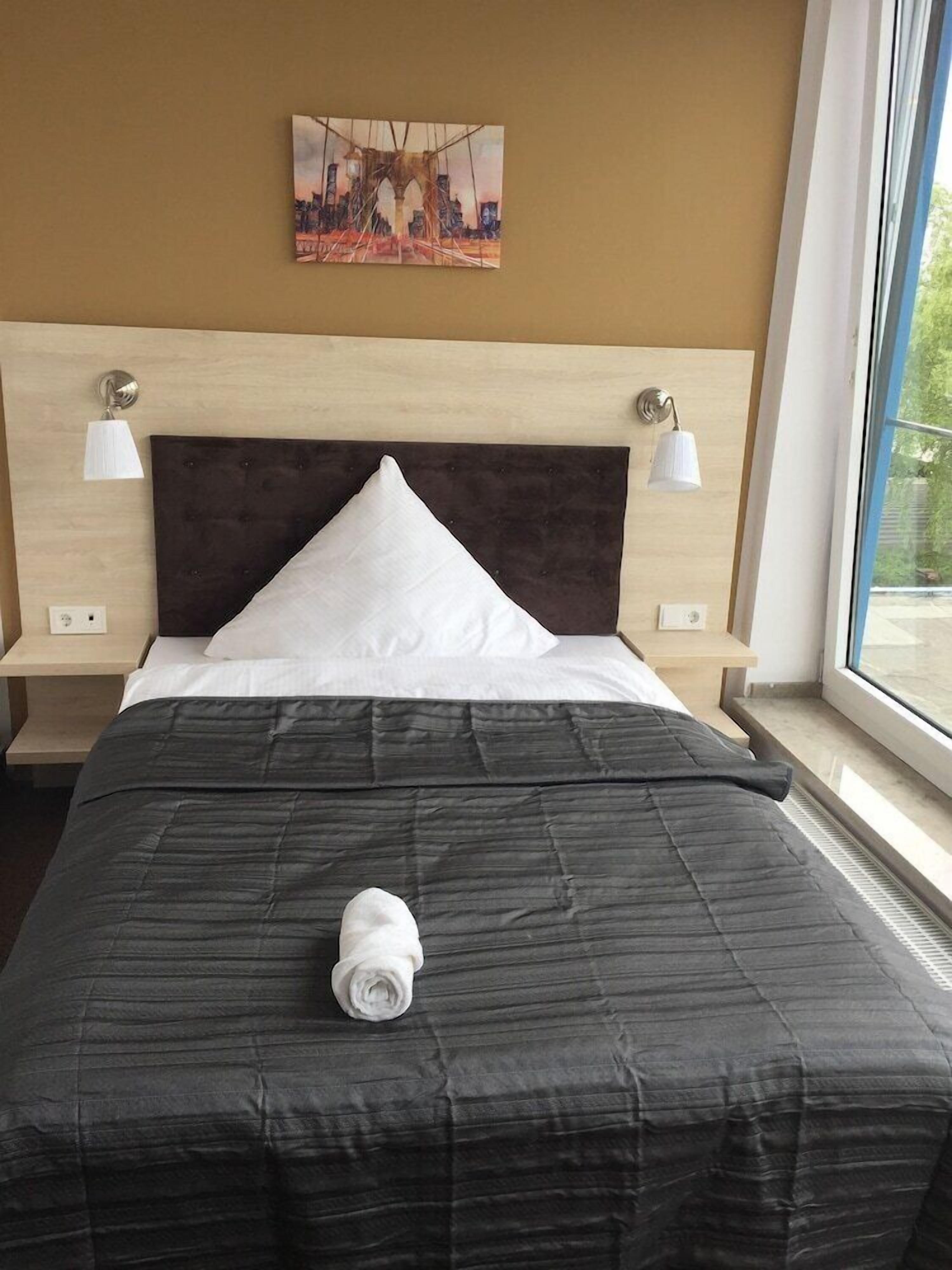 Desk, soundproofing, free WiFi, bed sheets