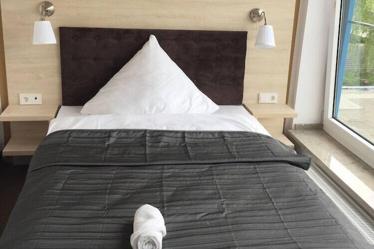 Desk, soundproofing, free WiFi, bed sheets