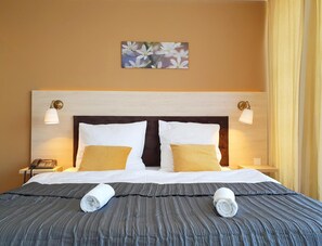 Escritorio, sistema de insonorización, wifi gratis y ropa de cama 