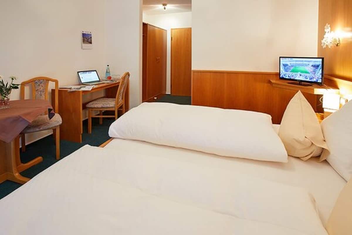Standard Double Room | Desk, laptop workspace, iron/ironing board, WiFi (free)