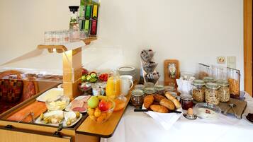 Daily buffet breakfast for a fee