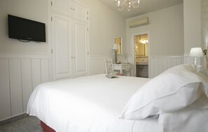 Superior Double Room | In-room safe, desk, soundproofing, iron/ironing board - Basic Hotel Puerta de Sevilla (Seville)