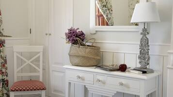 Standard-Zweibettzimmer | Zimmersafe, Schreibtisch, schallisolierte Zimmer, Bügeleisen/Bügelbrett