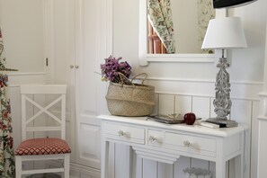 Kamar Twin Standar | Brankas, meja kerja, kedap suara, dan setrika/meja setrika