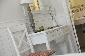 Superior Double Room | In-room safe, desk, soundproofing, iron/ironing board - Basic Hotel Puerta de Sevilla (Seville)