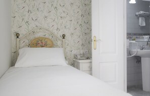 Kamar Single | Brankas, meja kerja, kedap suara, dan setrika/meja setrika