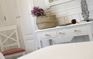 Standard Twin Room | In-room safe, desk, soundproofing, iron/ironing board - Basic Hotel Puerta de Sevilla (Seville)