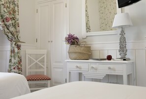 Habitación estándar con 2 camas individuales | Caja de seguridad en la habitación, escritorio y insonorización