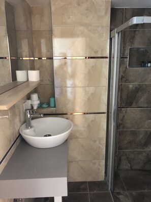 Shower, free toiletries, slippers, towels - Karya Otel (Bodrum)