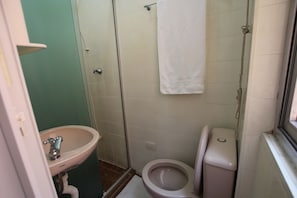 A small bathroom with a sink, toilet, and shower. - Go house Arouche SP 804 (São Paulo)