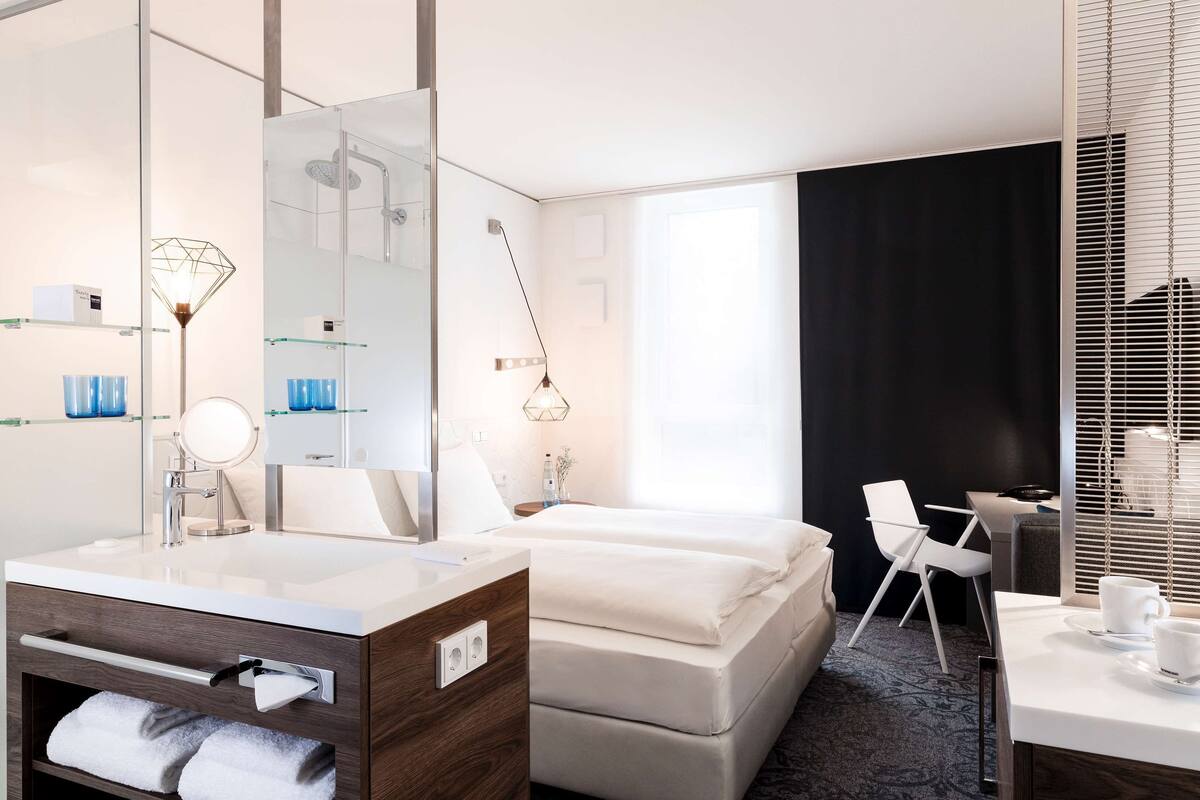 egyptian cotton sheets, premium bedding, in-room safe, desk