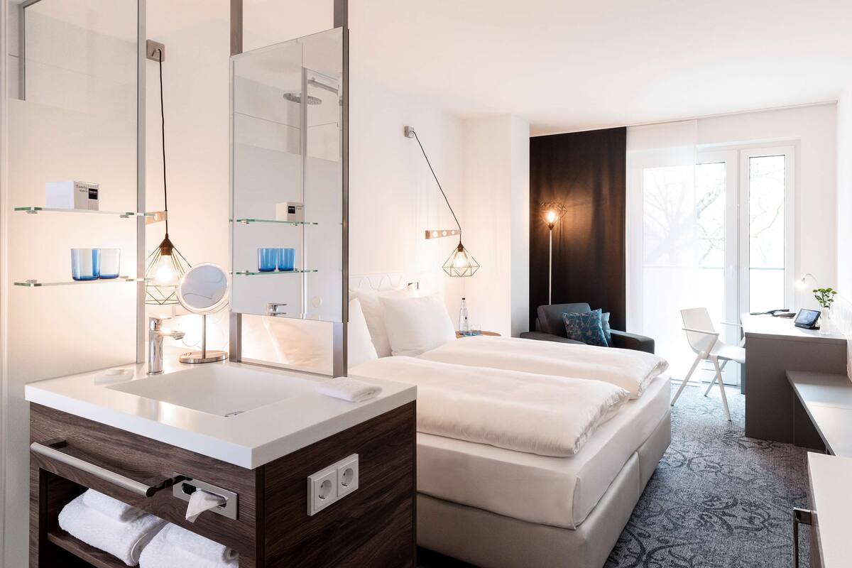 superior room, balcony | egyptian cotton sheets, premium bedding, in-room safe, desk