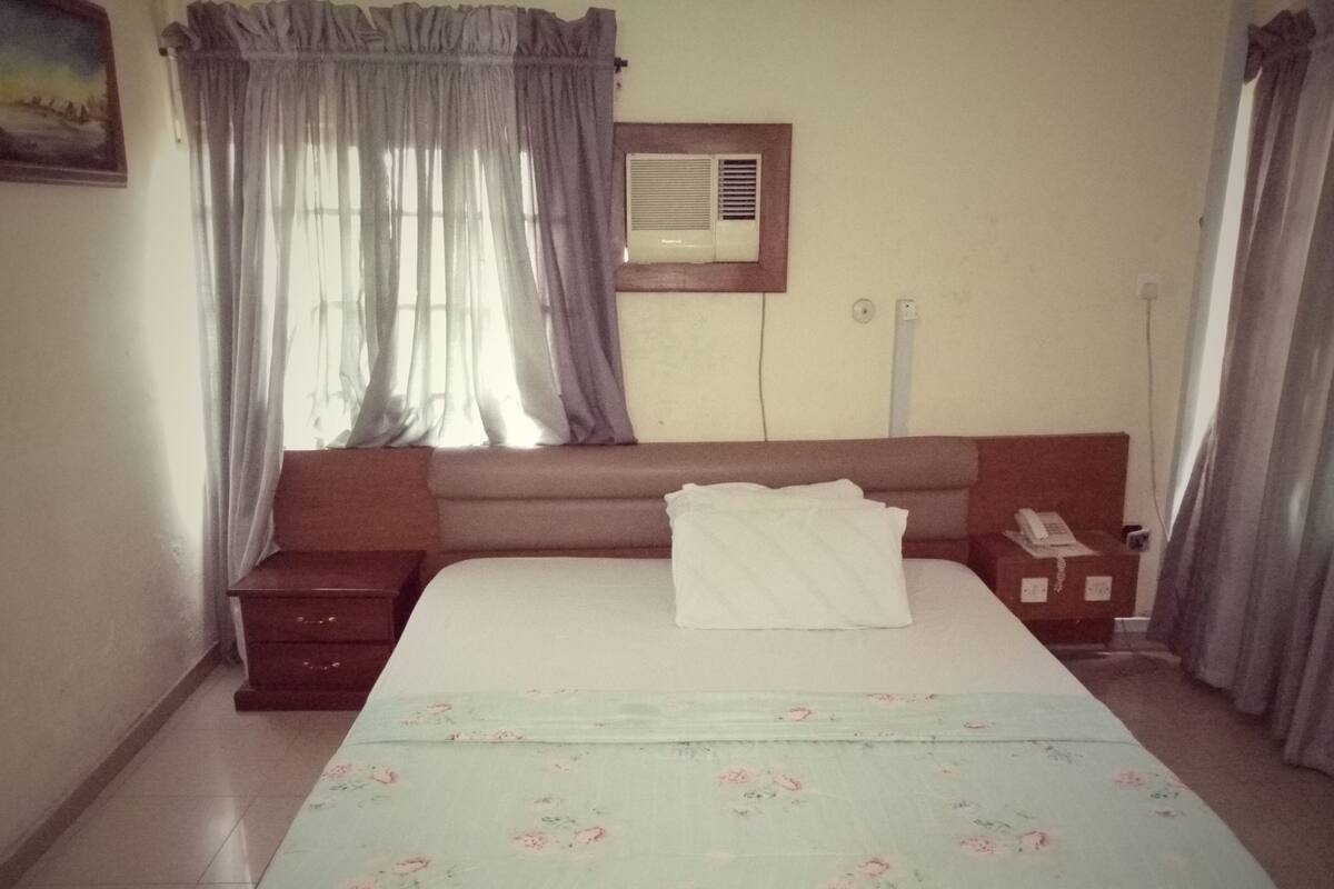 Business Suite | Minibar, in-room safe, desk, iron/ironing board