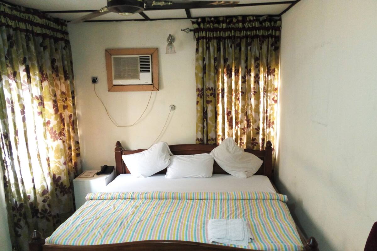 Royal Suite | Minibar, in-room safe, desk, iron/ironing board