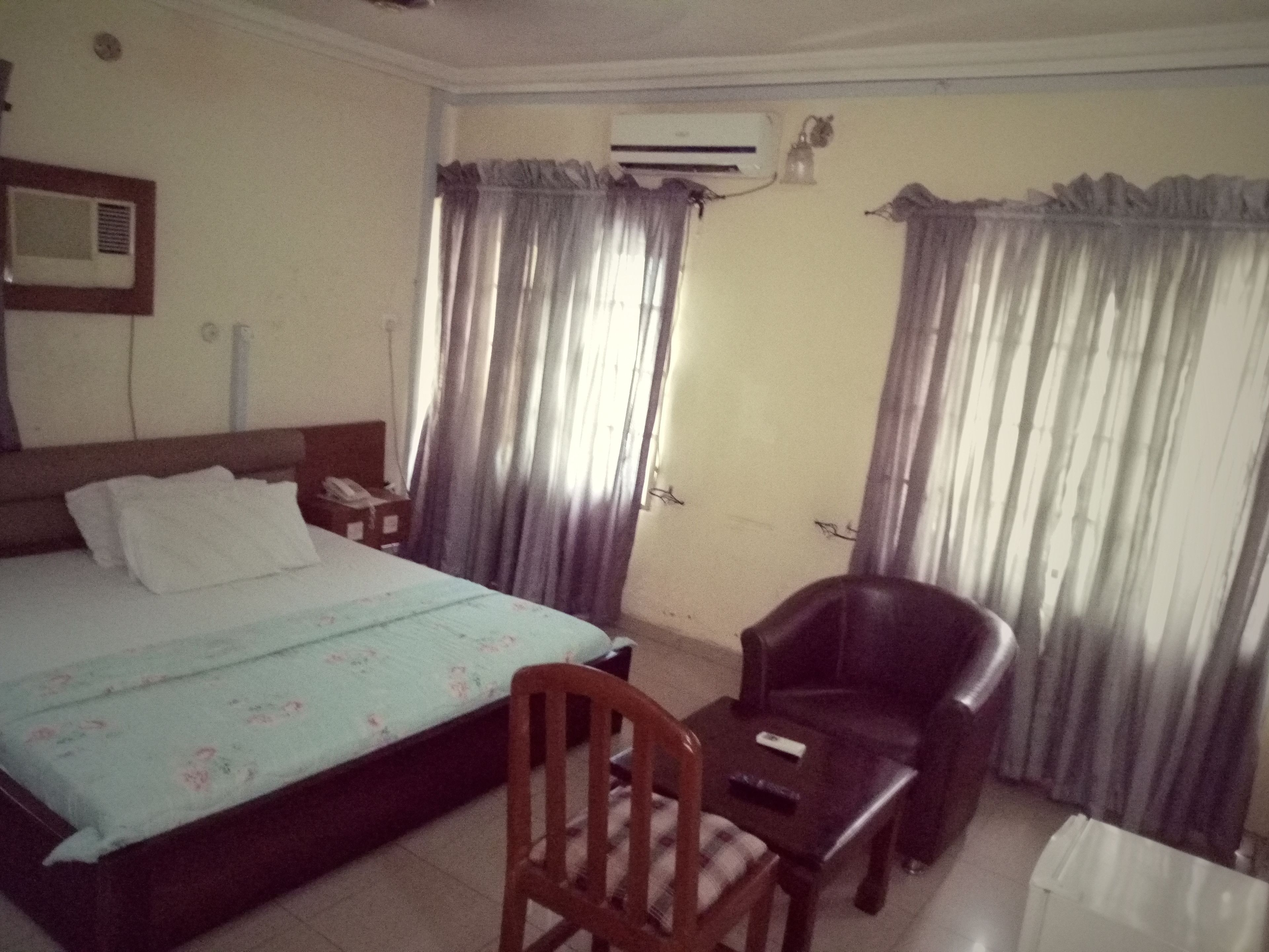 Minibar, in-room safe, desk, iron/ironing board