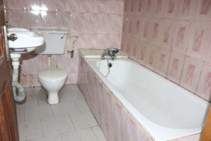 Royal Suite | Bathroom | Jetted bath, free toiletries, towels