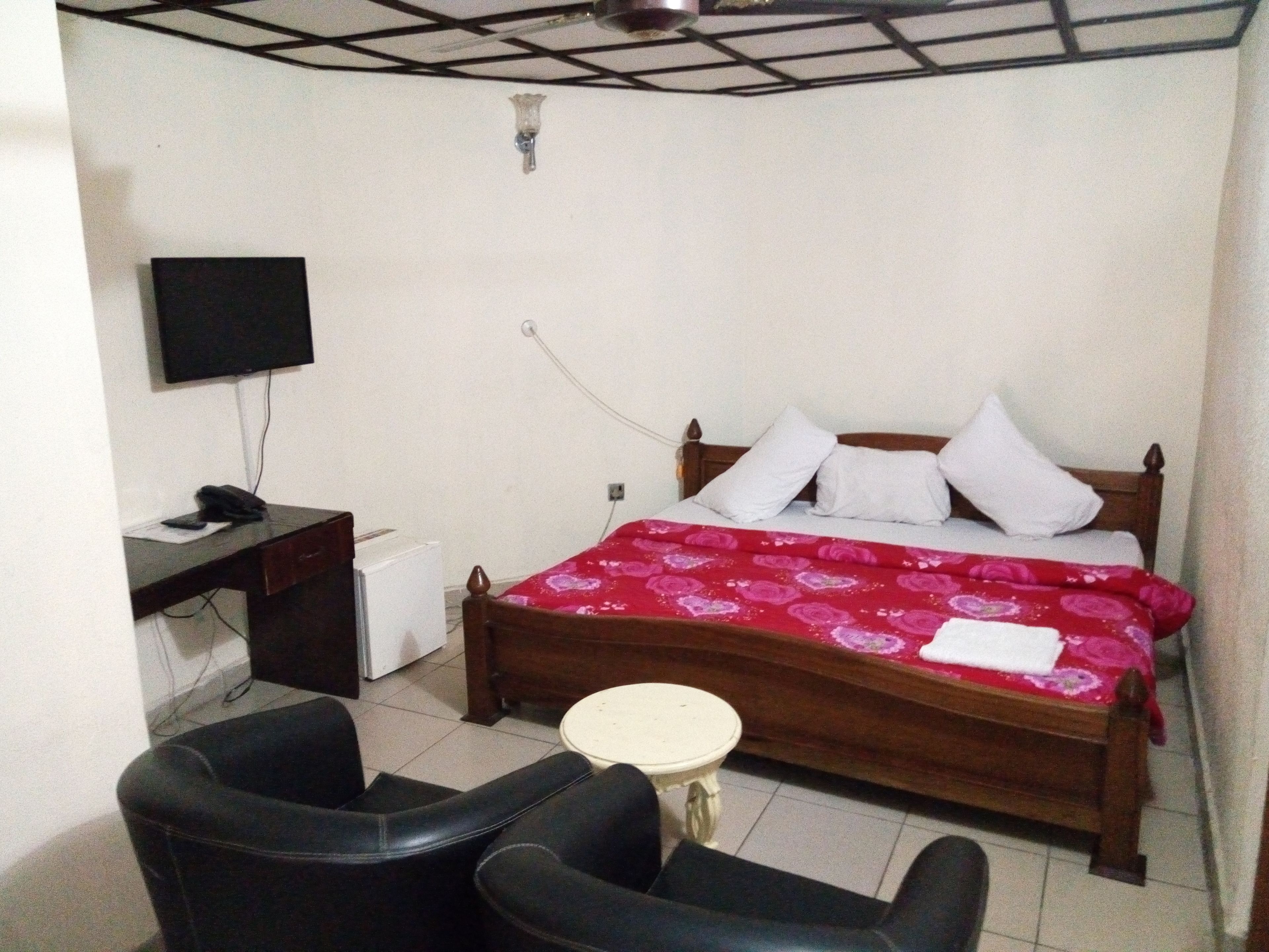 Executive Suite | Minibar, in-room safe, desk, iron/ironing board