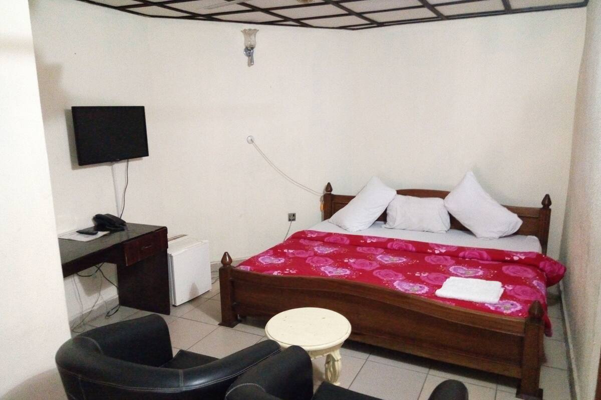 Executive Suite | Minibar, in-room safe, desk, iron/ironing board