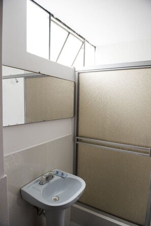 Shower, towels - Affordable Hosting in Lima Perú, we can accommodate 9 guests for this price. (Cercado de Lima)