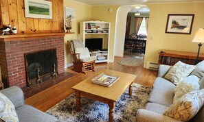 Smart TV, fireplace, DVD player, books - Shannon Cottage: In-Town Bar Harbor - 5 min walk to Village Green (Bar Harbor)