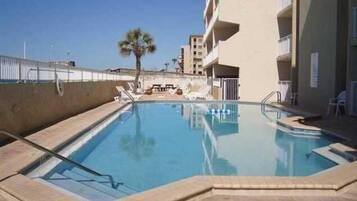 Een buitenzwembad en een verwarmd zwembad