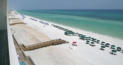 EXCELENTE PARA FAMILIAS- Enorme 3/3 condominio frente al golfo con balcón de 32 '