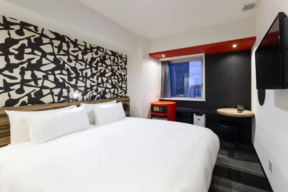 In-room safe, soundproofing, iron/ironing board, free WiFi