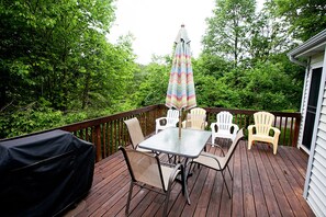Outdoor dining - Large Saugatuck Condo, Wooded Ravine, Cathedral Ceilings, Open Concept (Saugatuck)