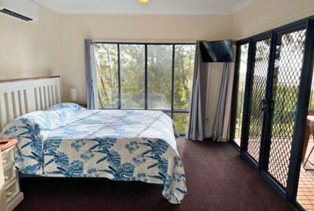 4 bedrooms, desk, iron/ironing board, travel cot