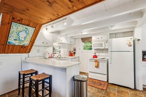 Microwave, dishwasher, cookware/dishes/utensils