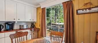 Reynold's Charming West Shore Cabin