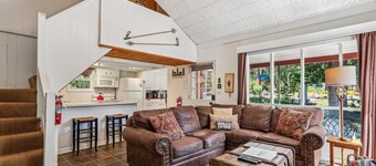 Reynold's Charming West Shore Cabin