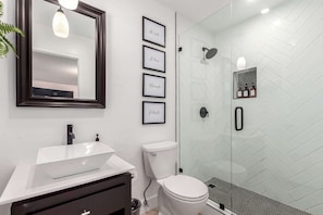 Shower, hair dryer, towels, shampoo - Updated Old Town Pool View Condo | 4 Pools (Scottsdale)