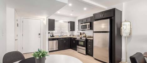 Full-sized fridge, microwave, oven, stovetop