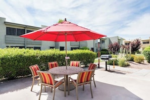 Outdoor dining - Updated Old Town Pool View Condo | 4 Pools (Scottsdale)