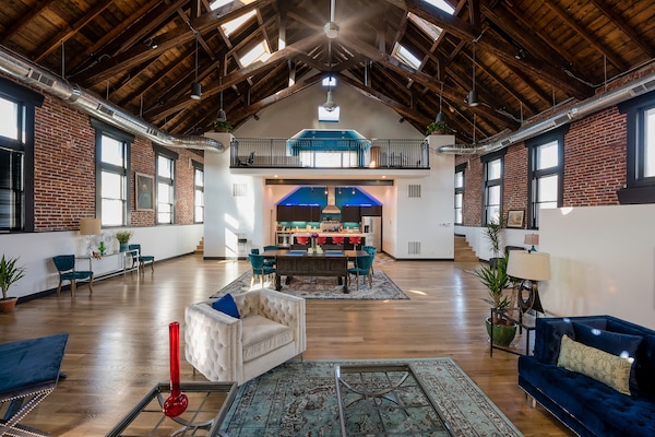 Smart TV, chimenea, reproductor de DVD y tenis de mesa