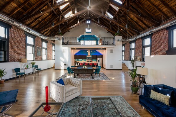 Smart TV, fireplace, DVD player, table tennis - Ideal for Large Groups: 6bd/7ba, Sleeps 18 (Denver)