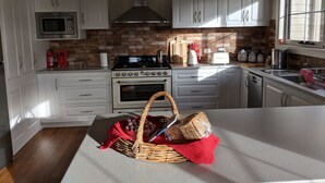Kaffetrakter/tekoker, kjøleskap, mikrobølgeovn og ovn