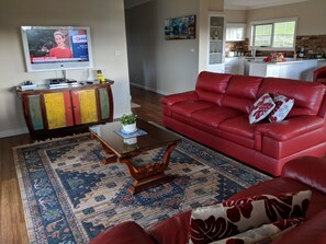 Fernseher, Kamin, DVD-Player, Bücher